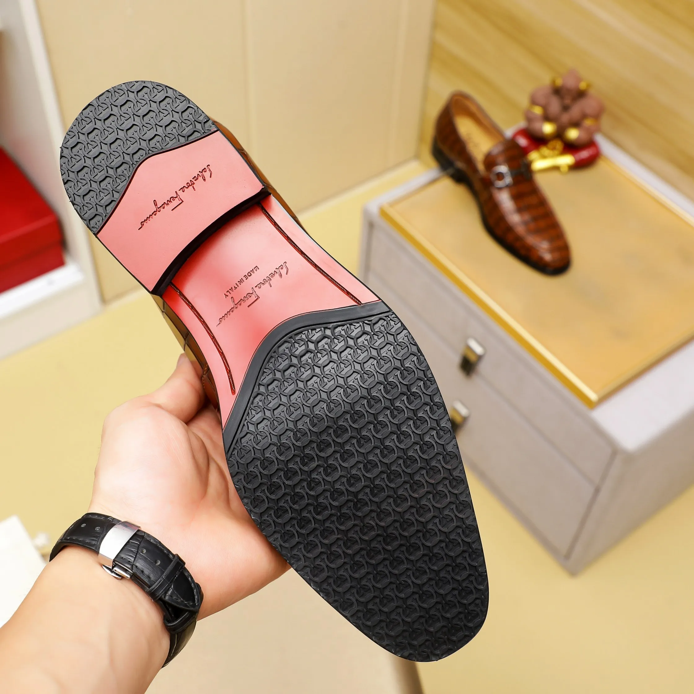 Men's shoes 💰460 🕷🕷🐂【Ferragamo】Ferragamo Popular fashion leather shoes🇨🇳Official website counter 1:1 production, original mold opening💯Good quality can be seen, imported high-end first-layer waxed calfskin, water-dyed🐂leather lining🌿very clear texture, high-quality waterproof, non-slip and wear-resistant outsole🎋high quality and low price, truly handmade🍓2 colors available! Code number 38-44……(45.46.Customized)